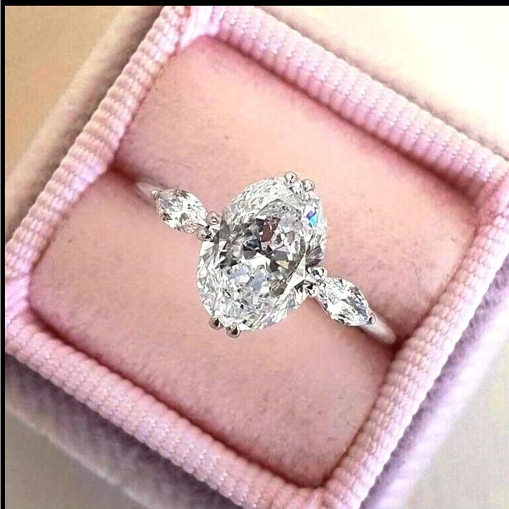 💖Beautiful Sterling Silver Oval Cut Prong set CZ Diamond Ring 💖